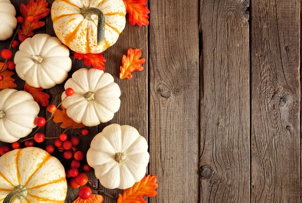 Herfst Rand Van Witte Pompoenen Rode Herfstbladeren Bovenaanzicht Een Rustieke — Stockfoto