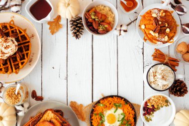 Sonbahar kahvaltısı ya da açık büfe çerçevesi beyaz ahşap arka planda. Balkabaklı gözleme, waffle, elmalı tost, yulaf ezmesi, yumurta tavası, yoğurt. Kopyalama alanı ile genel görünüm.