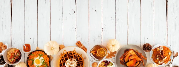 Desayuno Otoño Brunch Buffet Borde Contra Fondo Pancarta Madera Blanca —  Fotos de Stock