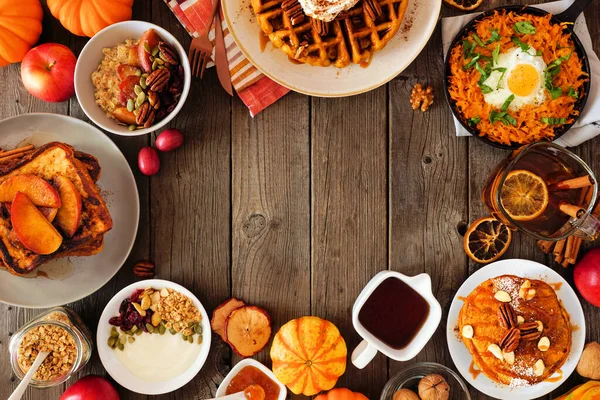 Verschiedene Herbstfrühstücke Oder Brunch Artikel Rahmen Vor Dunklem Holzhintergrund Kürbis — Stockfoto