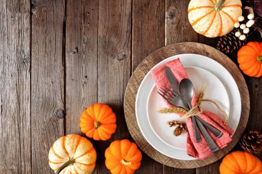 Sonbahar hasadı veya şükran günü masa örtüsü, balkabağı ve ahşap bir arka planda dekor köşesi olan masa masası sahnesi. Boşluğu kopyala.