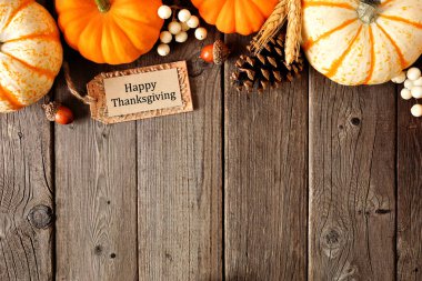 Kırsal bir ahşap arka planda karışık balkabağı ve sonbahar dekoruyla Şükran Günü 'nüz kutlu olsun. Boşluğu kopyala.