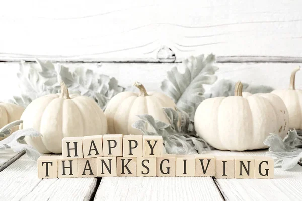 Happy Thanksgiving Gruß Auf Holzklötzen Vor Weißem Holzgrund Mit Weißen — Stockfoto