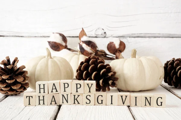 Happy Thanksgiving Gruß Auf Holzklötzen Vor Weißem Holzgrund Mit Weißen — Stockfoto