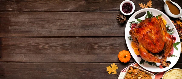 Traditionelles Truthahnessen Thanksgiving Seitenrand Aus Overhead Ansicht Auf Dunklem Holz — Stockfoto