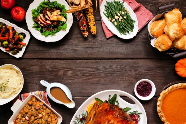Traditioneel Thanksgiving Kalkoen Diner Bovenaanzicht Frame Een Donkere Houten Achtergrond — Stockfoto