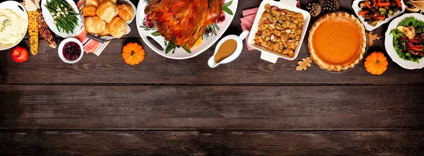 Traditioneel Thanksgiving Kalkoen Diner Bovenaanzicht Bovenste Rand Een Donkere Houten — Stockfoto