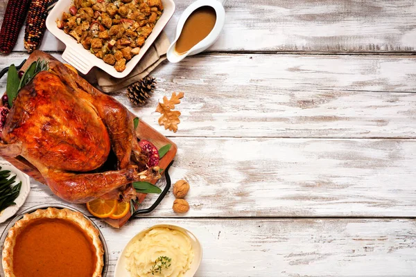 Traditionell Thanksgiving Kalkonmiddag Ovanifrån Sida Gränsen Rustik Vit Trä Bakgrund — Stockfoto