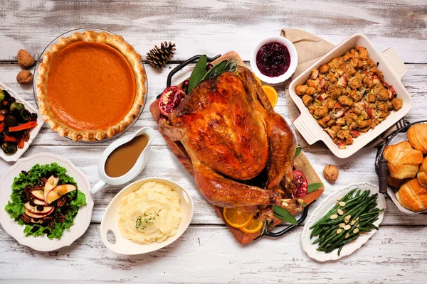 Klassisk Thanksgiving Kalkonmiddag Overhead View Bordsscen Rustik Vit Trä Bakgrund — Stockfoto