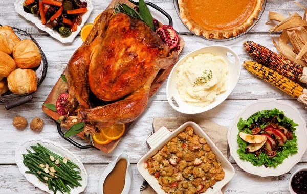 Traditionelles Truthahnessen Thanksgiving Tischszene Von Oben Auf Rustikalem Weißem Holzhintergrund — Stockfoto