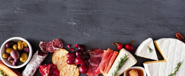 Peynir ve meze çeşitleri. Sayfa taşı arkaplanındaki en üst görünüm kenarlığı kopyalama alanı ile.