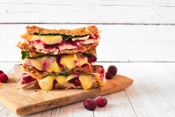 Panini Con Tacchino Mirtillo Brie Alla Griglia Vista Laterale Pila — Foto Stock