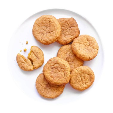 Sonbahar balkabağı baharatlı tarçınlı kurabiye tabağı. Beyaz bir arkaplanda izole edilmiş..