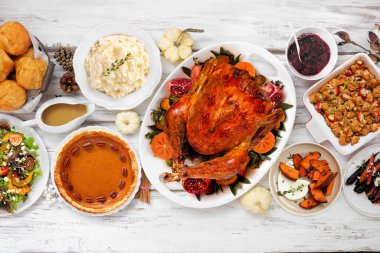 Şükran Günü hindi yemeği. Beyaz ahşap arka planda masa manzarasının üstünde. Hindi, patates püresi, dolma, balkabağı turtası ve yanında.