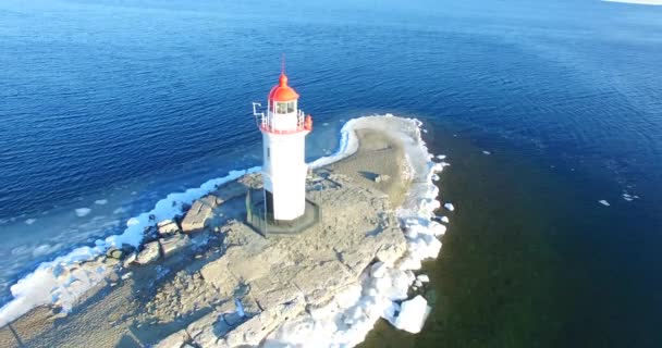 Lighthouse on Tokarev cat on the background of the sea landscape. Vladivostok, Russia — Stock Footage Lighthouse Tokarev Cat Background Sea Landscape Vladivostok Russia Royalty Free Stock Footage