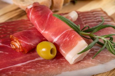 İnce dilimlenmiş ciabatta ekmeği, domates, zeytin ile Alman kara orman jambon dilimlenmiş.