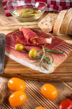 İnce dilimlenmiş ciabatta ekmeği, domates, zeytin ile Alman kara orman jambon dilimlenmiş.