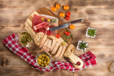 İnce dilimlenmiş ciabatta ekmeği, domates, zeytin ile Alman kara orman jambon dilimlenmiş. Üstten görünüm.