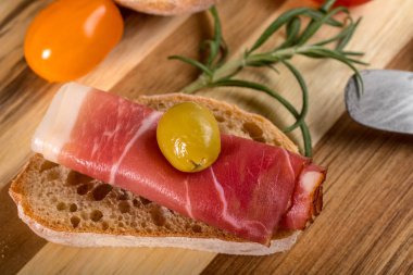 İnce dilimlenmiş ciabatta ekmeği, domates, zeytin ile Alman kara orman jambon dilimlenmiş.
