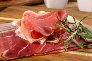 İnce dilimlenmiş Alman kara orman hamon kesme tahtası.