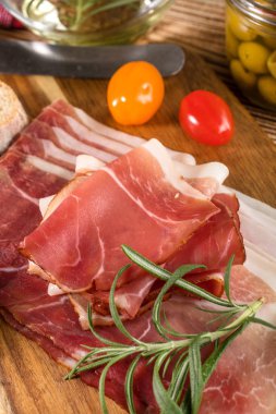 İnce dilimlenmiş ciabatta ekmeği, domates, zeytin ile Alman kara orman jambon dilimlenmiş.