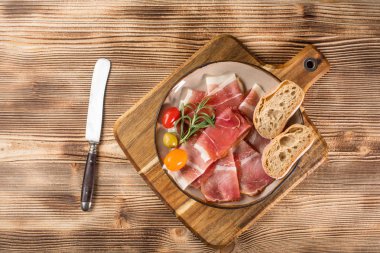 İnce dilimlenmiş ciabatta ekmeği, domates, zeytin ile Alman kara orman jambon dilimlenmiş. Üstten görünüm.