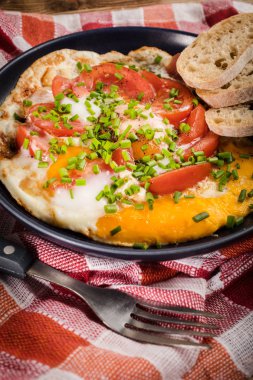 Tahta masada domatesli ev yapımı kızarmış yumurta..