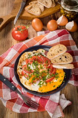 Tahta masada domatesli ev yapımı kızarmış yumurta..
