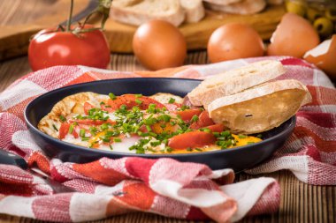 Tahta masada domatesli ev yapımı kızarmış yumurta..