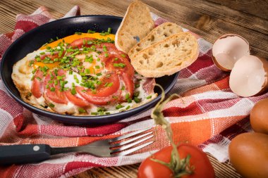 Tahta masada domatesli ev yapımı kızarmış yumurta..