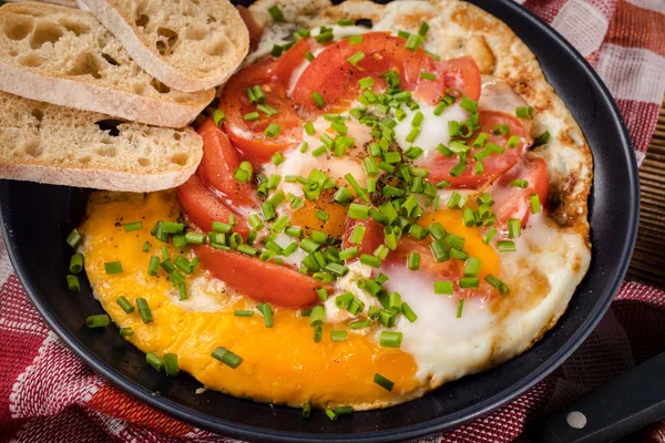 Desayuno Casero Huevo Frito Con Tomate Sobre Mesa Madera —  Fotos de Stock