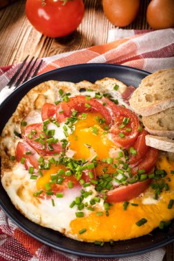 Tahta masada domatesli ev yapımı kızarmış yumurta..