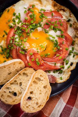 Tahta masada domatesli ev yapımı kızarmış yumurta..