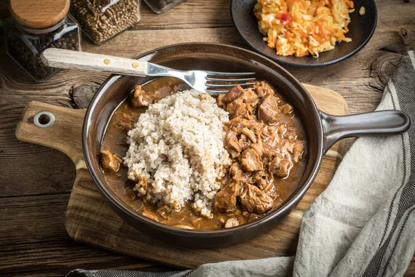 Árpa Dara Szolgált Egy Serpenyőben Párolt Hús — Stock Fotó