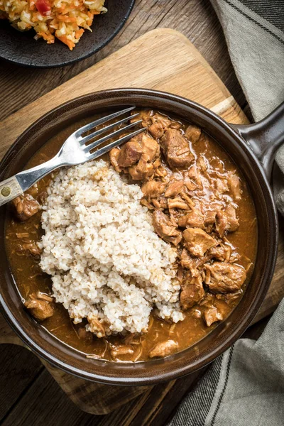 Pişirilmiş etli arpa kabuğu çıkarılmış tane bir tava servis. Üstten Görünüm.