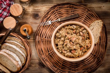 Bigos - Komposto, etli lahana kurutulmuş mantar ve tütsülenmiş sosis. Polonya mutfağının geleneksel çanak. Üstten Görünüm.