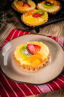 Çilek, ananas ve kivi ile taze karışık meyve tart. Seçici odak.