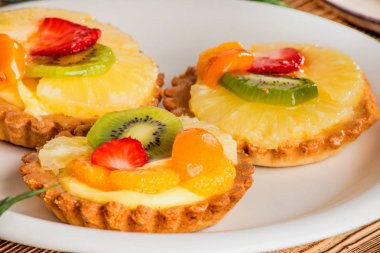 Çilek, ananas ve kivi ile taze karışık meyve tart. Seçici odak.