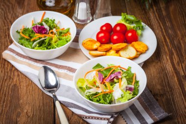 Marul croutons karışımı. Seçici odak.