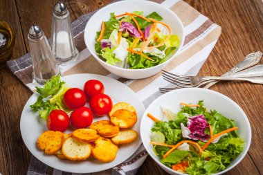 Beyaz kase karışık salata. Seçici odak.