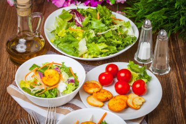 Beyaz kase karışık salata. Seçici odak.