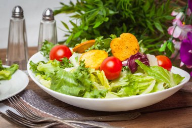 Beyaz kase karışık salata. Seçici odak.