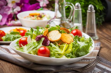 Beyaz kase karışık salata. Seçici odak.