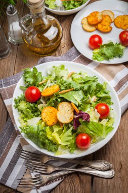 Beyaz kase karışık salata. Seçici odak.