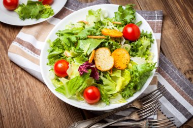 Beyaz kase karışık salata. Seçici odak.