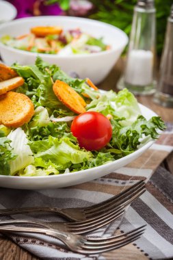 Beyaz kase karışık salata. Seçici odak.