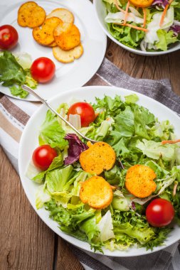 Beyaz kase karışık salata. Seçici odak.