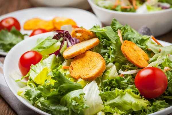 Ensalada Mixta Tazón Blanco Enfoque Selectivo — Foto de Stock