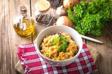 ahşap bir masa üzerine sebzeli risotto.