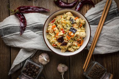 Sebze, kızarmış tavuk parçaları ve mantarlı risotto. Seçici odak.